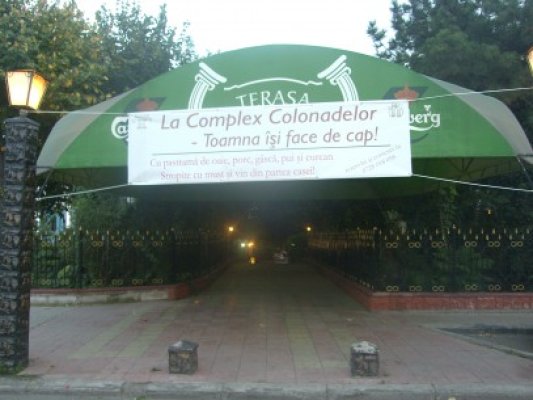 La Restaurantul Colonadelor, pastrama face casă bună cu must şi vin din partea casei